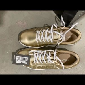 Women’s golf shoes, gold